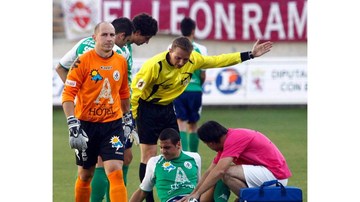 Javi (i) es baja por sanción y Conde, en el suelo, reaparece.