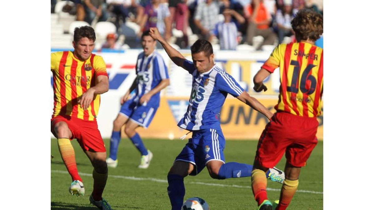Acorán trata de recortar a un jugador del equipo catalán en el partido de la primera vuelta.