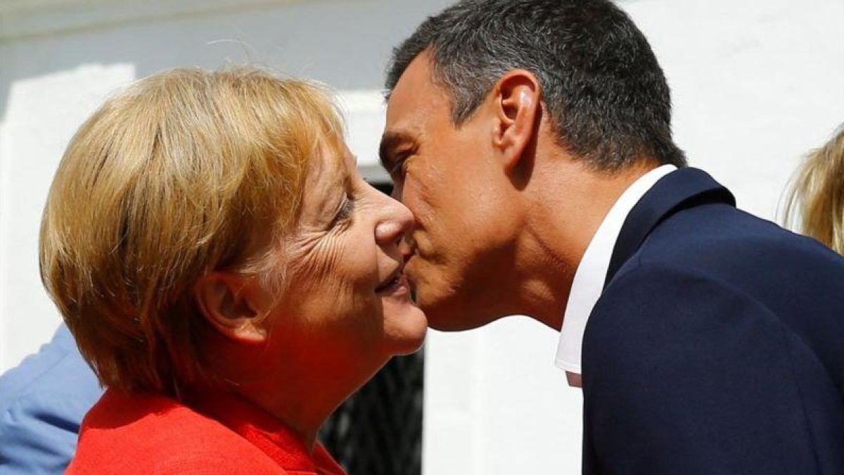 Pedro Sánchez saluda a Angela Merkel a su llegada a la residencia presidencial de Doñana.