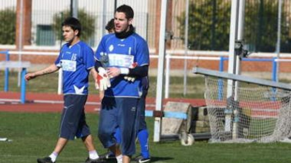 Las pistas dadas por el entrenador de la Deportiva apuntan a que el asturiano Alejandro volverá esta
