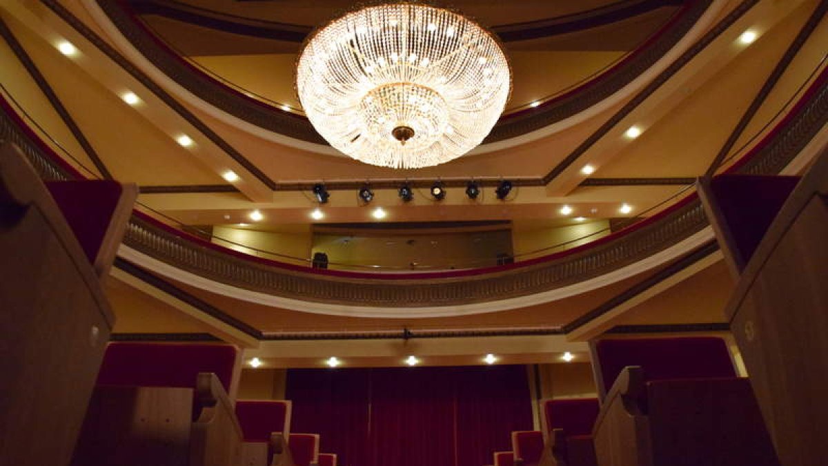 El Teatro Municipal de La Bañeza es heredero de dos teatros anteriores. El primero, también proyectado por el Ayuntamiento, fue construido en 1841 en la actual plaza de los Reyes Católicos, según recogió hace años el cronista oficial de La Bañeza, Conrado