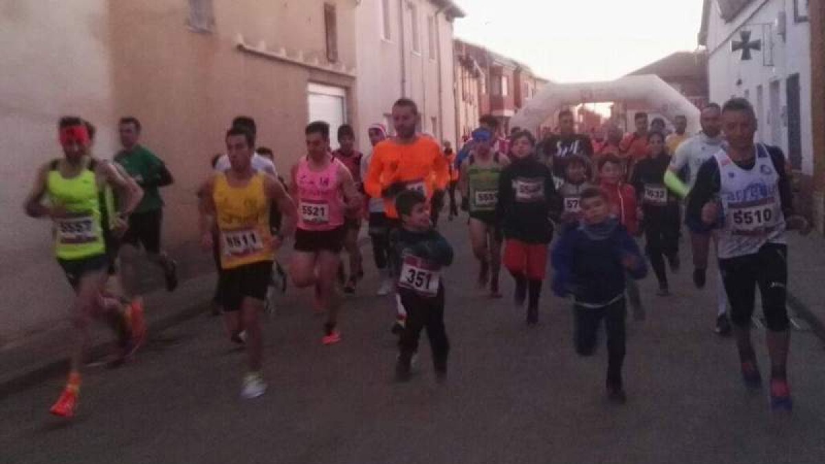 La carrera Fermín Martínez del Reguero celebrada en la localidad de Villaornate contó con algo más de 300 participantes entre todas las categorías. DL