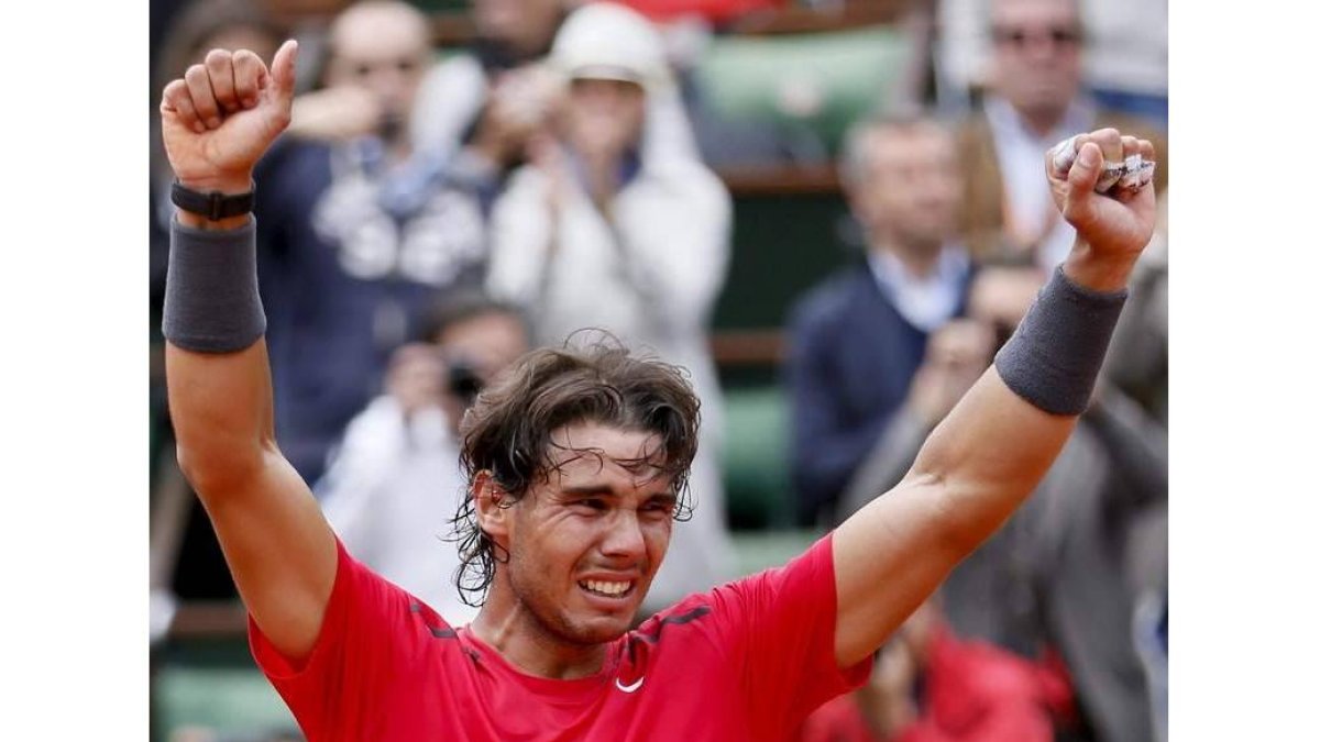 El español levanta los brazos entre llantos tras ganar a Nole.