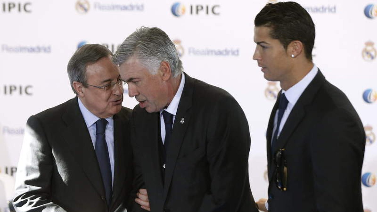 Florentino, junto a Ancelotti y Cristiano, cuya fiesta ha levantado una gran polvareda