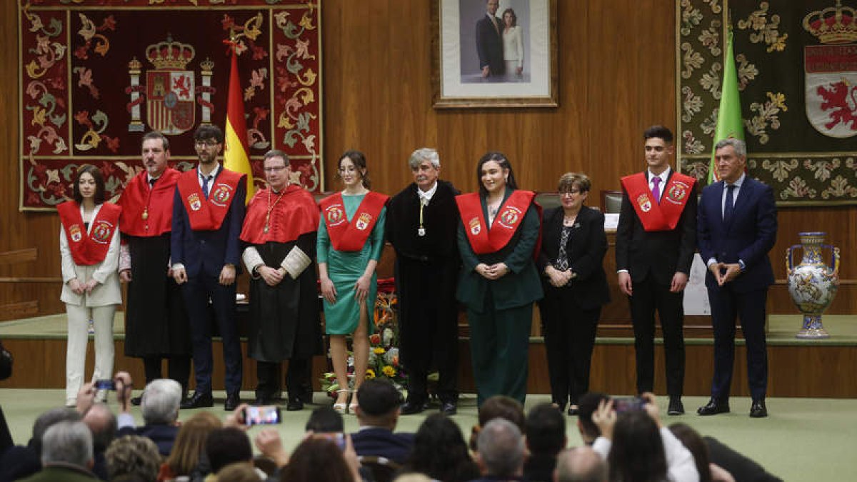 García Marín, en el centro, con los premiados. FERNANDO OTERO