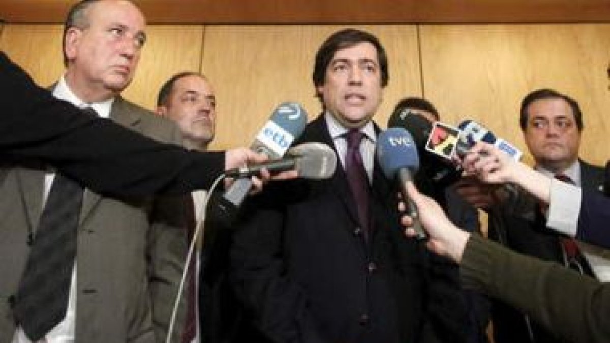 García Macua, en el centro, junto al resto de presidentes contrarios a la huelga en la Liga.