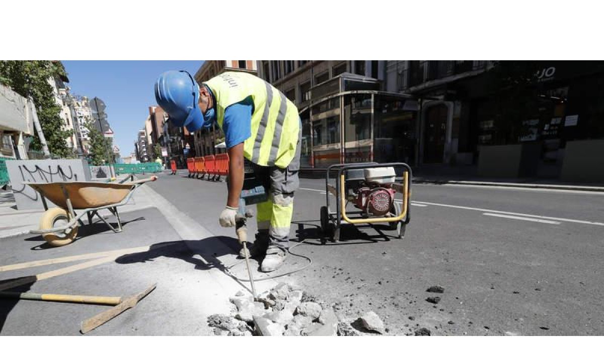 Momento en el que un operario mete por primera vez la piqueta para iniciar la reurbanización de Ordoño. RAMIRO