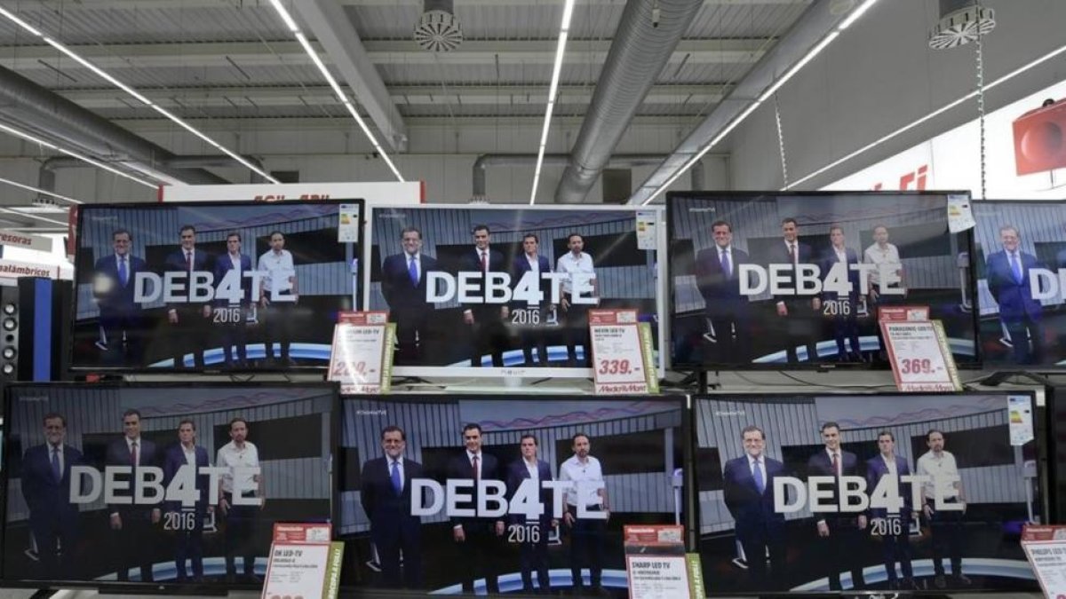 Televisores de un centro comercial ofreciendo el debate a cuatro que emitieron el lunes, 13 de junio, 17 televisiones de toda España simultáneamente.