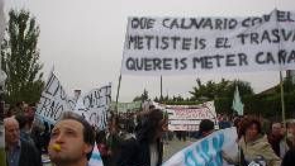 Los regantes del Páramo Bajo a las puertas del castillo de Fuensaldaña