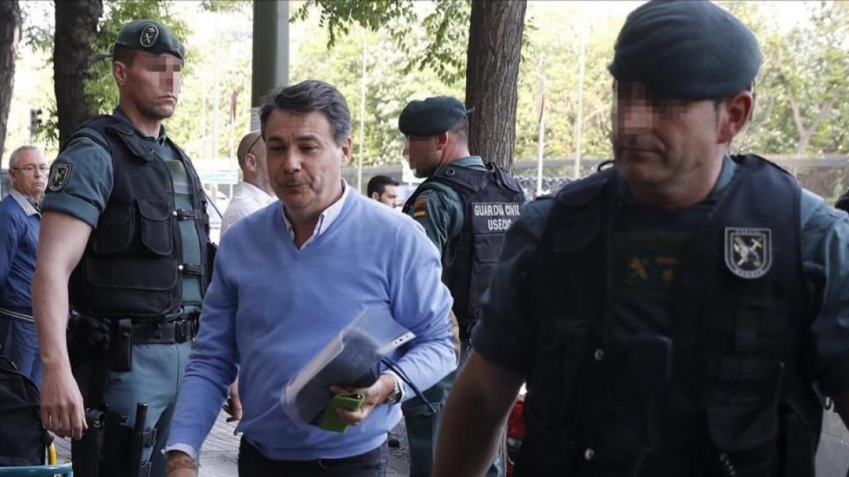 El expresidente de la Comunidad de Madrid Ignacio González, antes del registro de su despacho, el pasado 19 de abril.