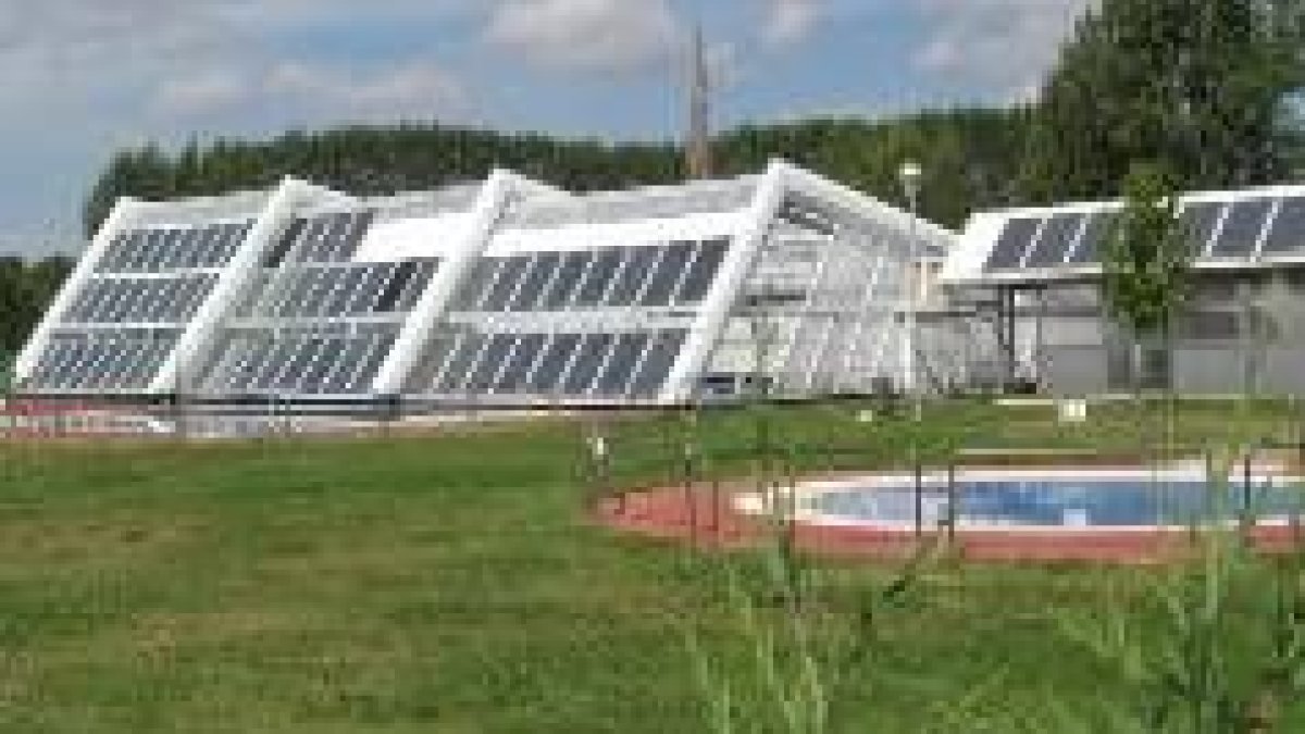 La piscina cubierta de Carbajal sólo abrió un lateral este verano y no toda su cúpula