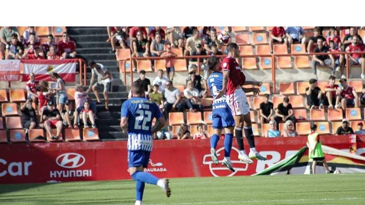 Kevin Sibille, peleando por un balón en Tarragona, se perderá el partido ante el RC Deportivo por las dos amarillas vistas. DL