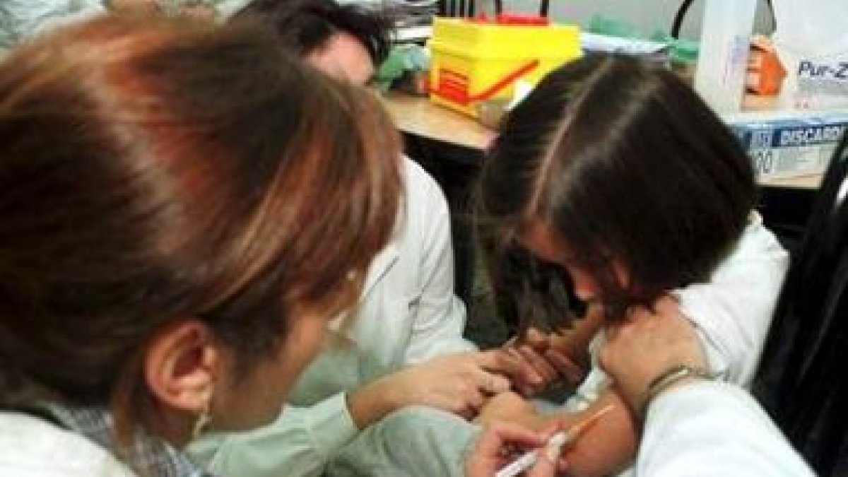 Un grupo de enfermeras durante una campaña de vacunación infantil en un centro de salud.