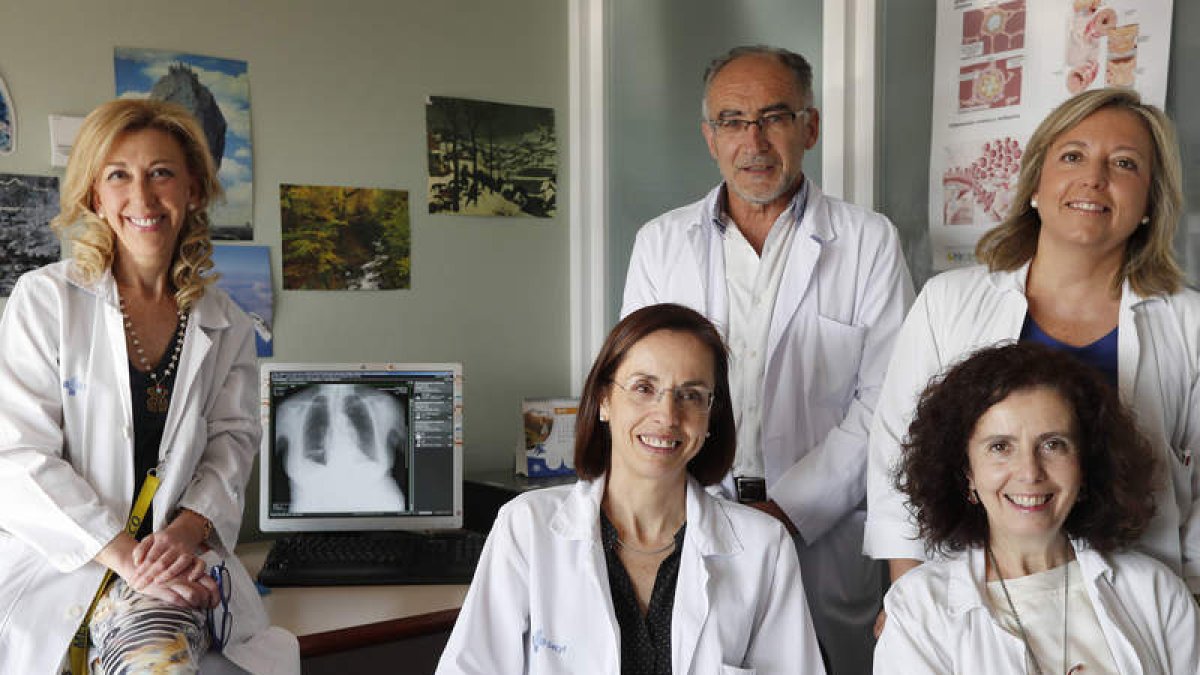 Elvira Díez, Florentino Díez (jefe del servicio), Elena Bollo, Inmaculada Herráez y Nieves Alonso. JESÚS F. SALVADORES