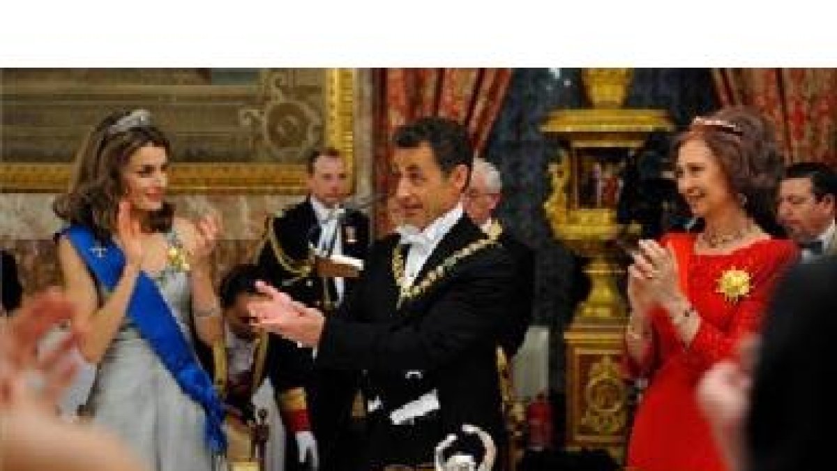 Sarkozy junto a la reina y a la princesa de Asturias