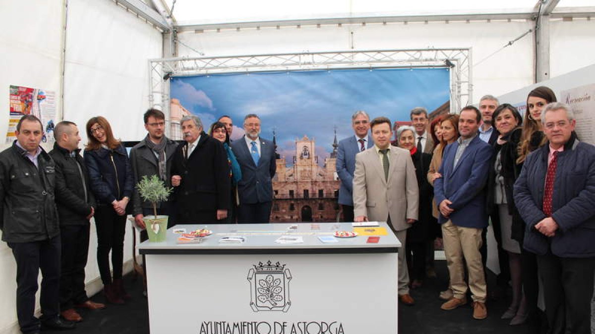 Autoridades locales, civiles y militares, el diputado y los colaboradores en el stand municipal. A.V.