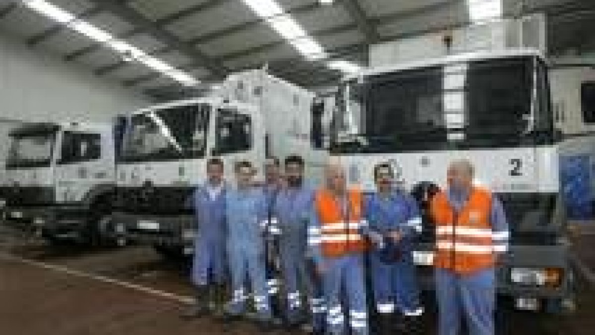 El equipo de operarios del servicio de limpieza de Tecmed