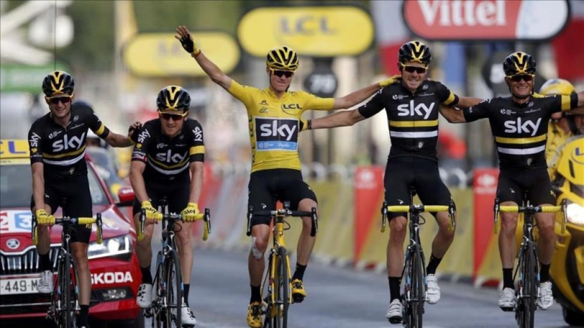 Froome, de amarillo, celebra la victoria en la entrada a la meta en París con todo su equipo.