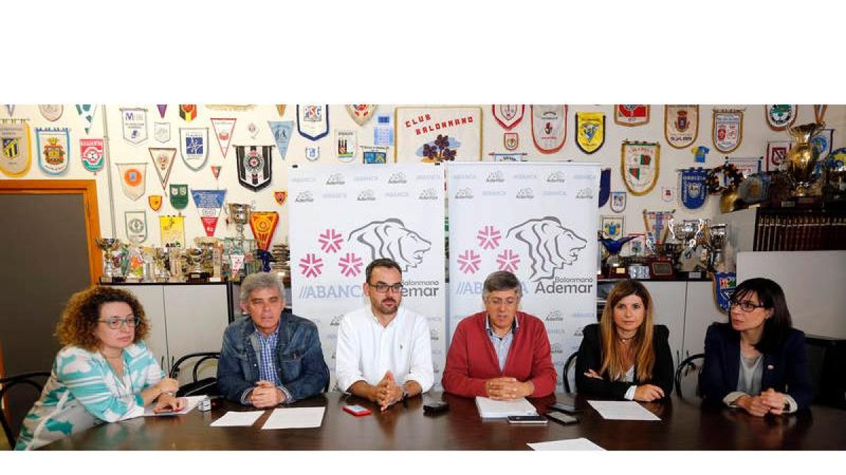 La junta directiva del Abanca Ademar, encabezada por Tano Franco, seguirá al frente del club otros cuatro años. MARCIANO