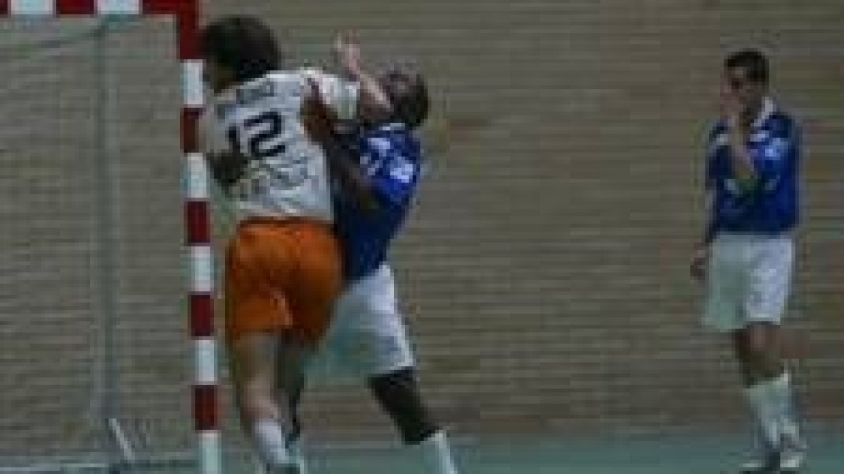 Merino, a la izquierda,  y Joao pugnan por hacerse con la posición