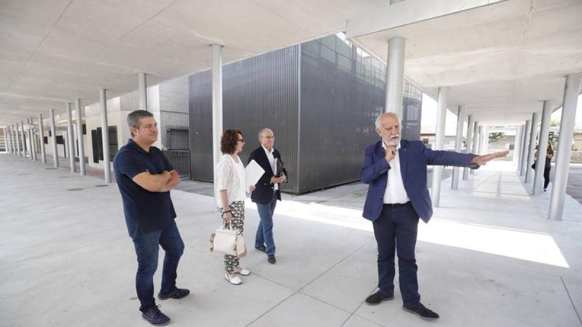 Manuel López, María Pilar González y Jesús Víctor Díez Peña, con el arquitecto. RAMIRO
