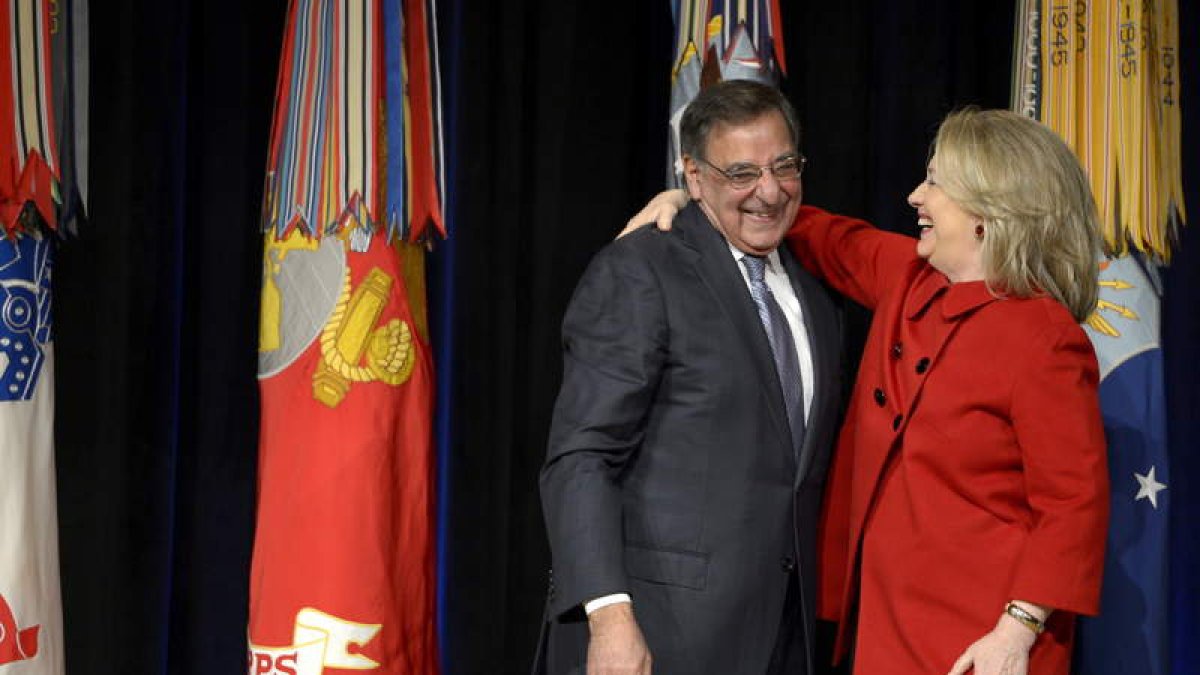 Leon Panetta, junto a la ex secretaria de Estado de Estados Unidos.