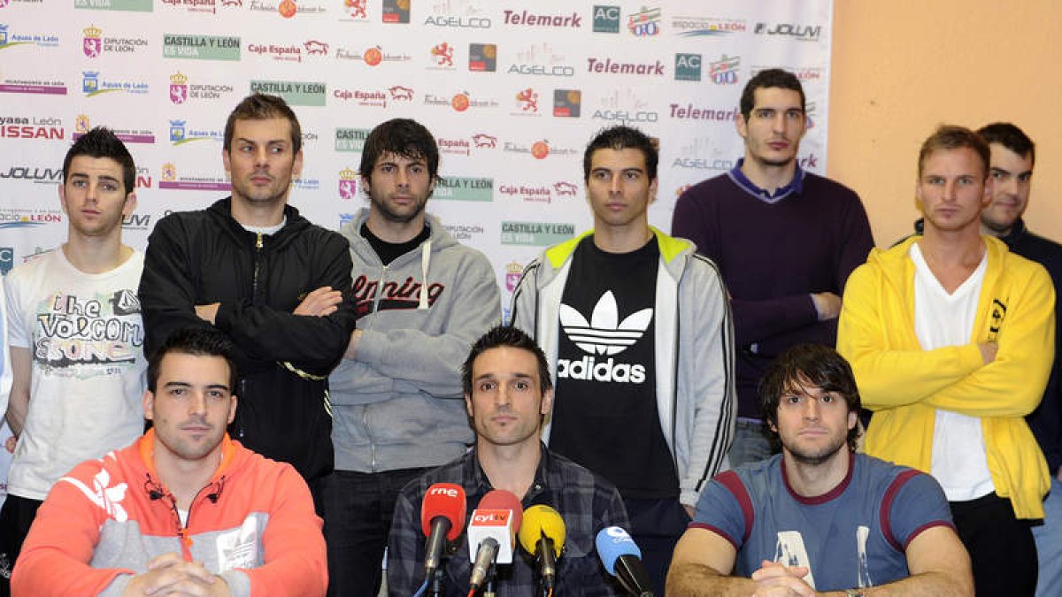 Los jugadores de la temporada pasada, en el momento de anunciar que iban a ejecutar el aval.