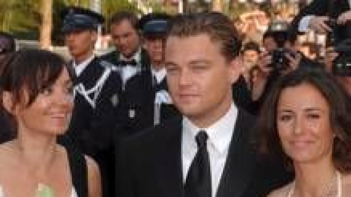 Leonardo DiCaprio entre las directoras estadounidenses Nadia y Leila Conners Petersen