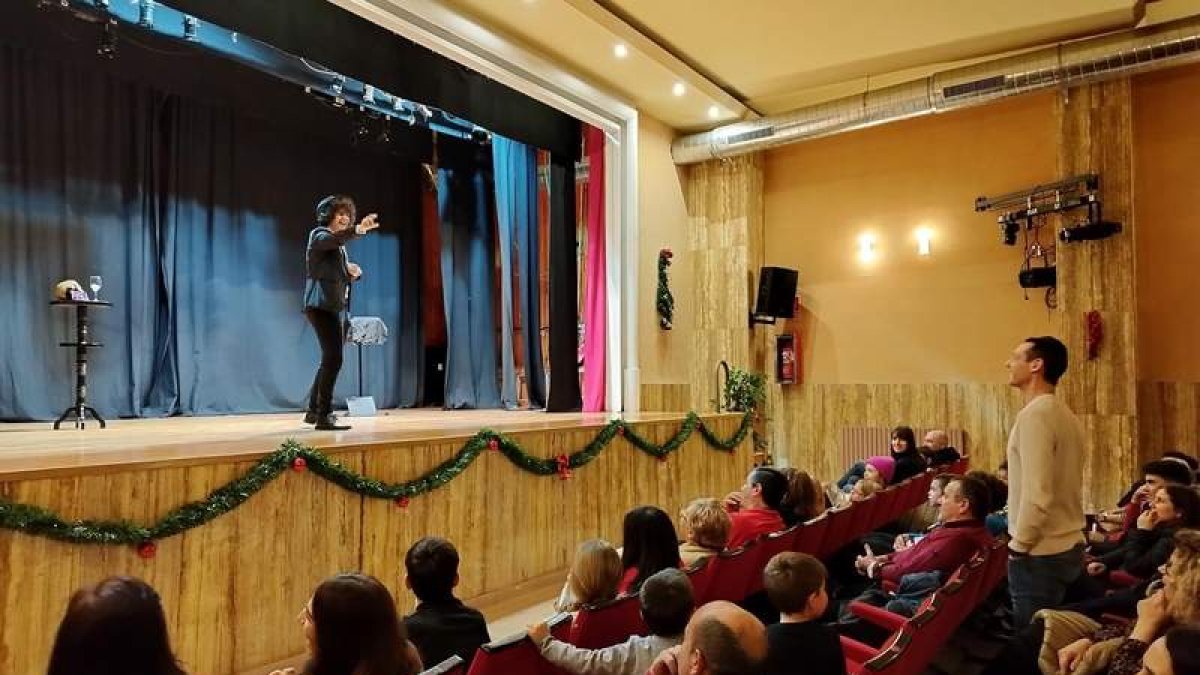 Imagen de una de las actuaciones en la casa de cultura dentro del Festival de Magia coyantino. DL