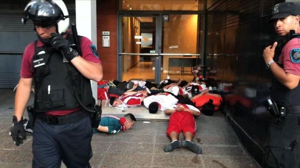 Detención de unos aficionados violentos del River Plate tras los incidentes de la suspensión del partido del Monumental.
