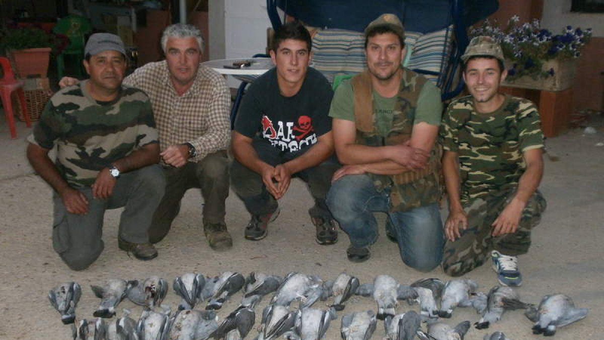 Cazadores de San Feliz de Torío tras una jornada de caza.