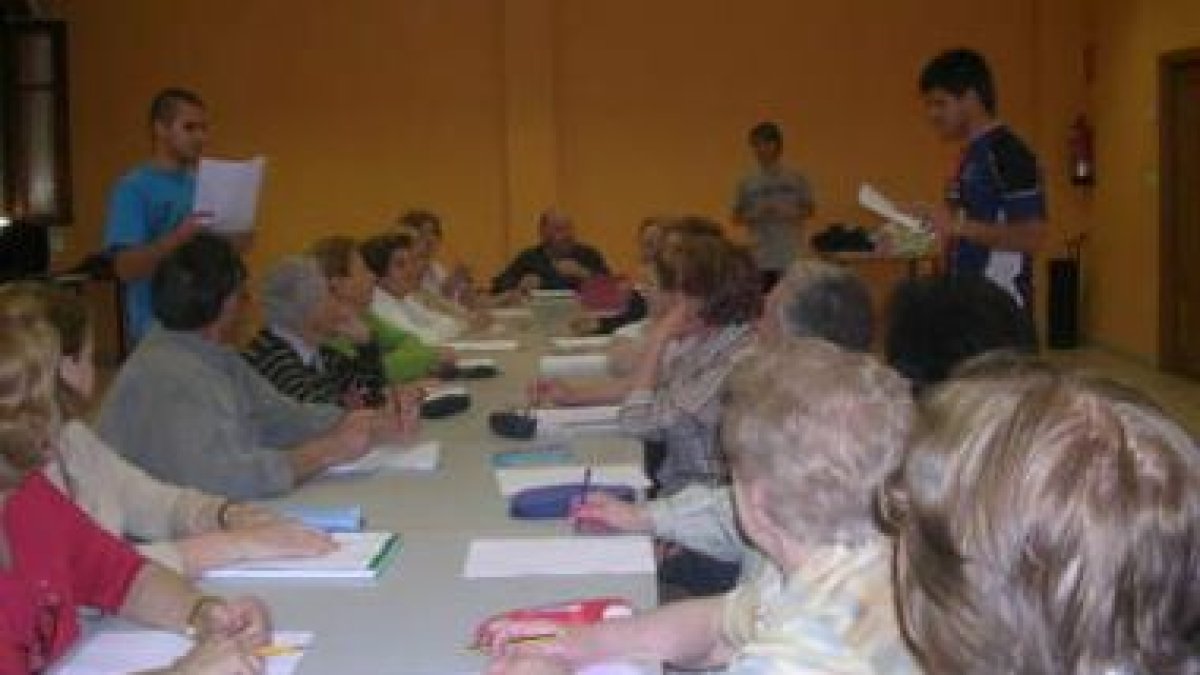 Un grupo de personas mayores asisten a una de las sesiones del programa Aulas de Memoria