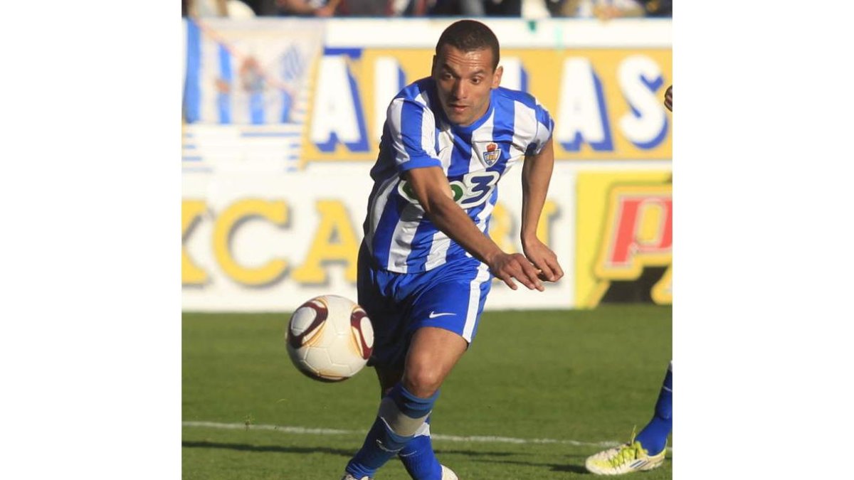 Yuri, en el momento de rematar lo que sería su primer gol ante el Lemona.