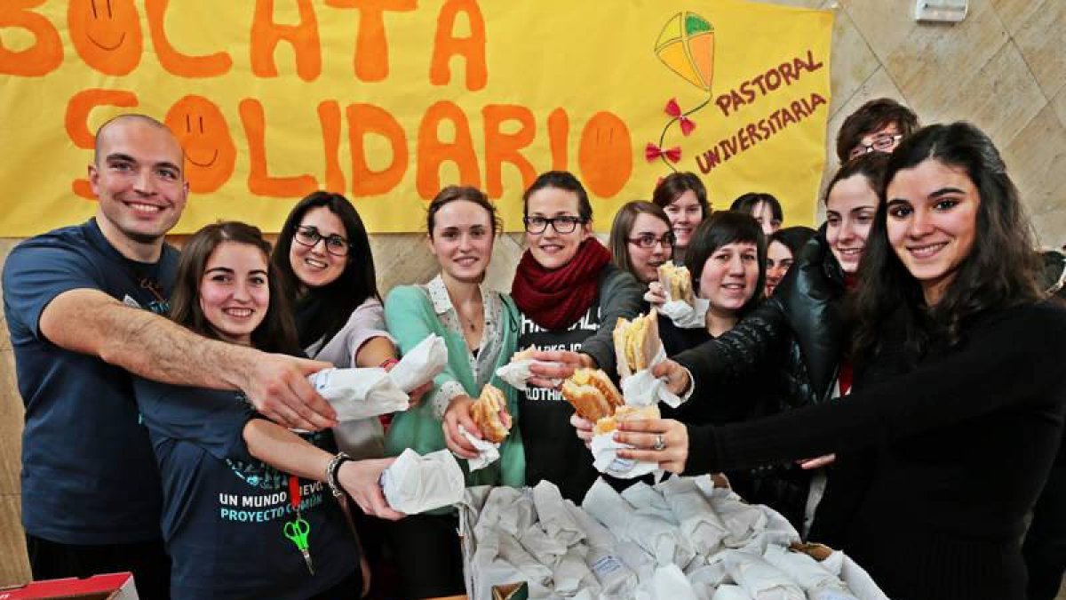 Los bocadillos se repartieron en el vestíbulo de Económicas por la Pastoral y Manos Unidas.