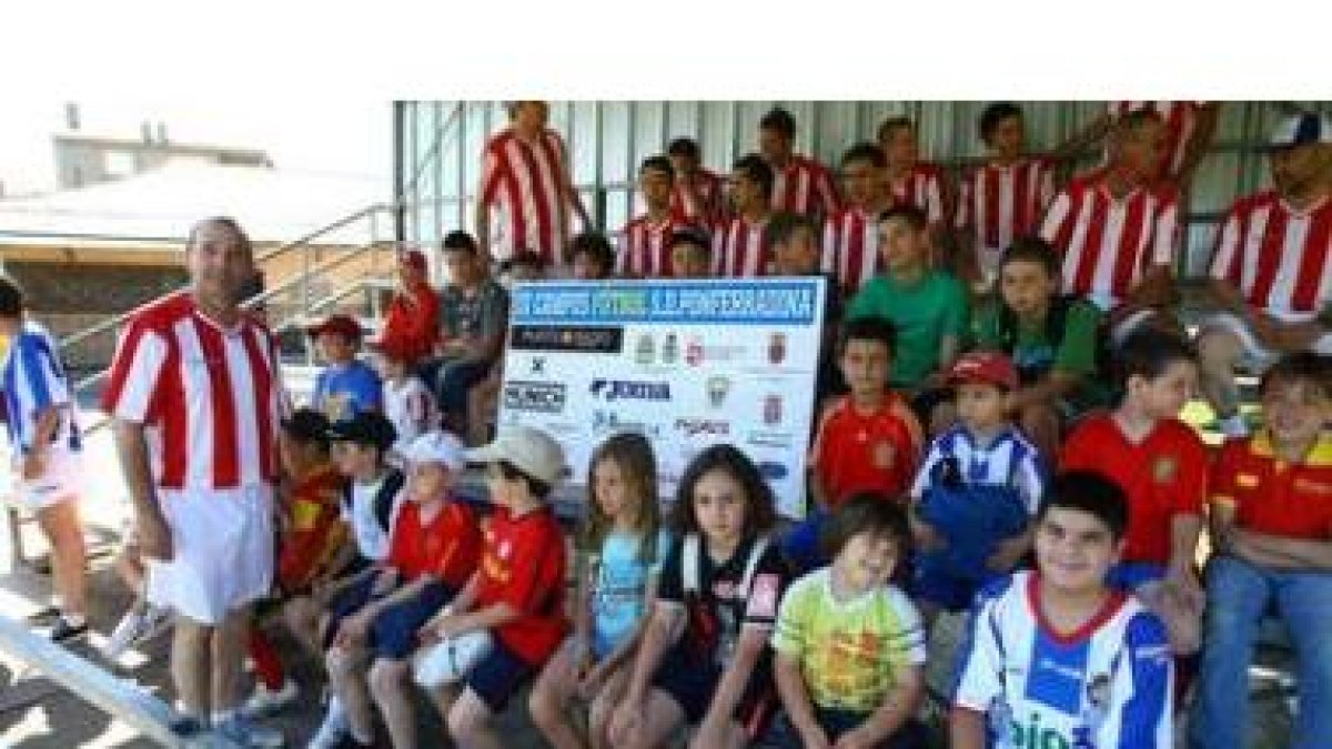Carlos Cascallana junto a los niños que estuvieron presentes en la inauguración del Campus.