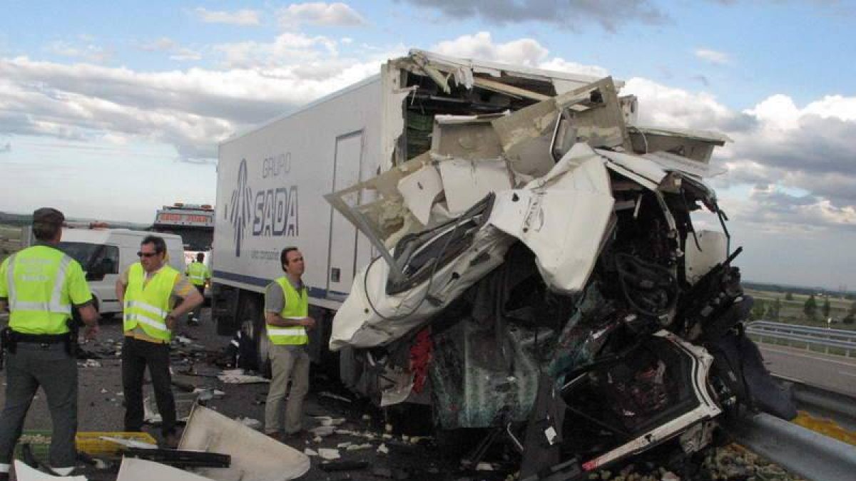 El impacto destruyó la cabeza tractora del fallecido.