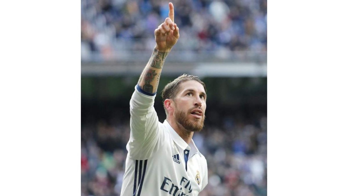 Ramos volvió a sacar su faceta goleadora para convertirse en el protagonista del partido. ANGEL DÍAZ
