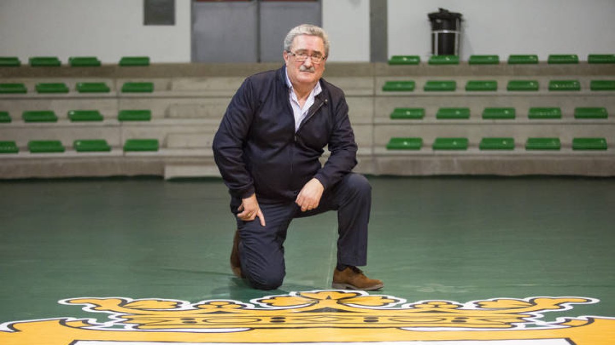 Elección del presidente de la Lucha Leonesa y fotos de entrevista del nuevo presidente. F. Otero Perandones.