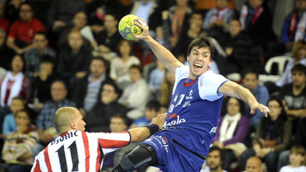 El lateral izquierdo Mikel Aguirrezabalaga, durante uno de sus últimos partidos con el Ademar.