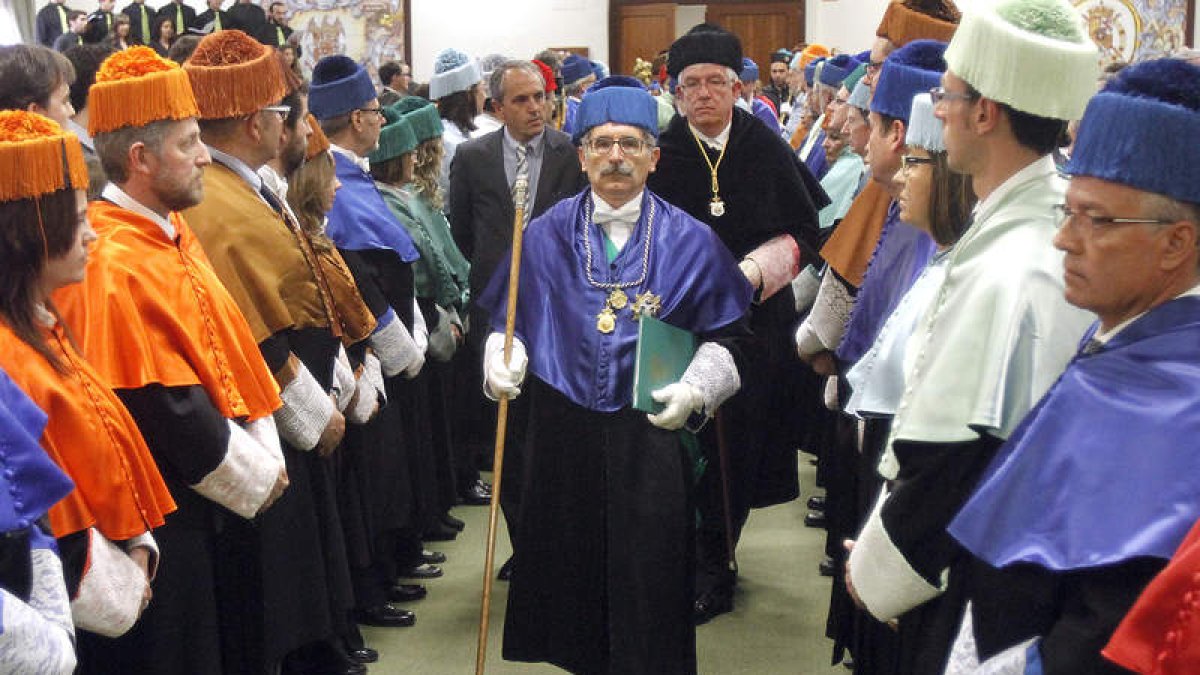 Luis de Calabuig precede al rector de la ULE en el pasillo humano que le recibió en el Albéitar.