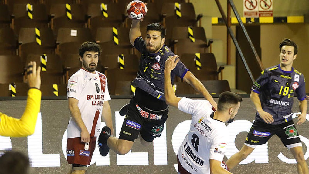 El Ademar cierra su semana de tres encuentros midiéndose al Balonmano Nava. MARCIANO PÉREZ
