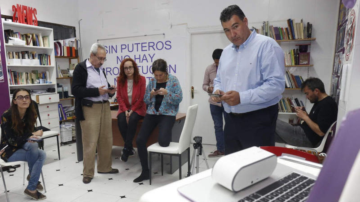 Seguimiento de resultados de los candidatos en la sede de Podemos. FERNANDO OTERO PERANDONES