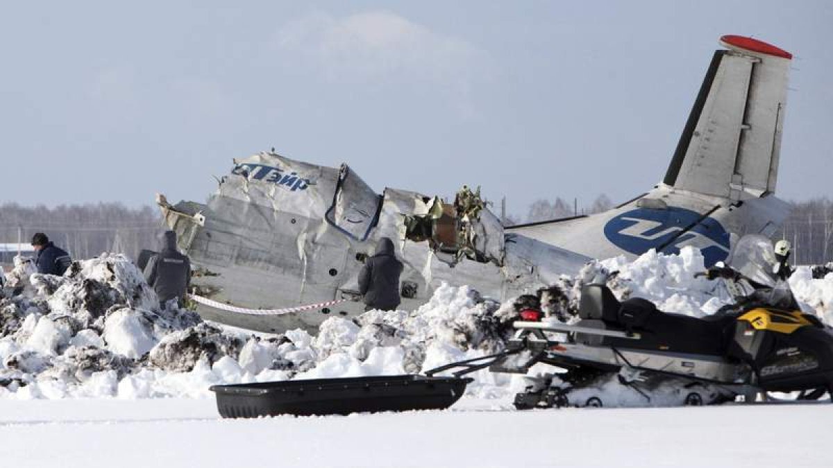 Investigadores inspeccionan la zona donde se estrelló el avión de pasajeros, a unos 1.700 kilómetros de Moscú.