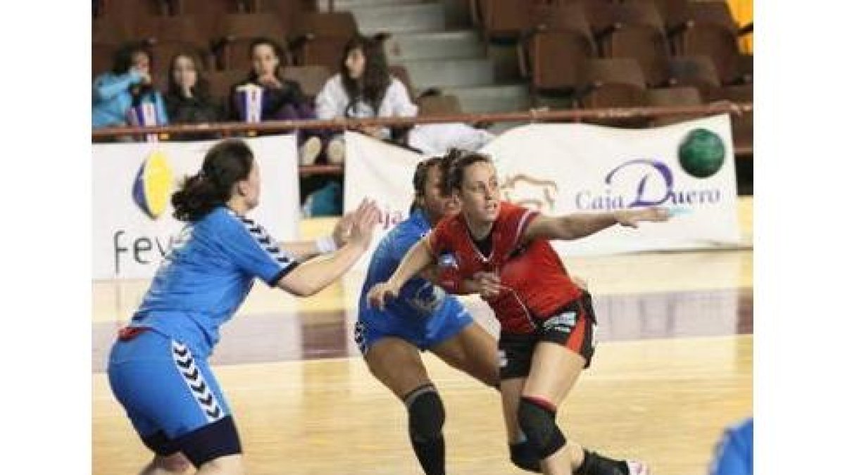 La central internacional Nuria Benzal, durante el partido disputado contra el Marina Park.