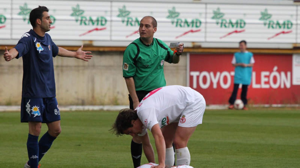 Momento en el que Álvaro Valdés sufrió molestias en su rodilla ante el Bembibre.