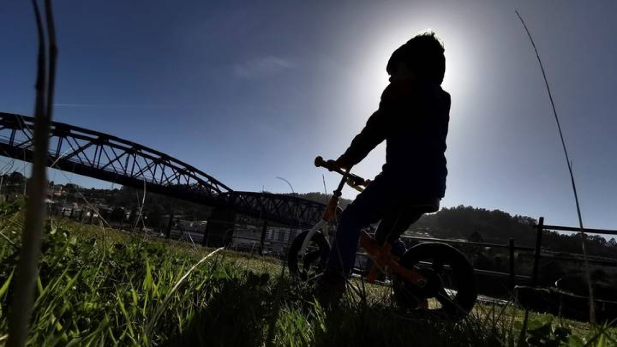 Un niño monta en bicicleta cerca de la playa coruñesa de A Madalena . CABALAR