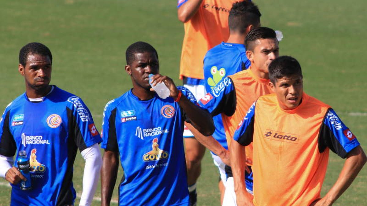 Jugadores costarricenses participan en el entrenamiento previo al encuentro de hoy frente a Holanda.