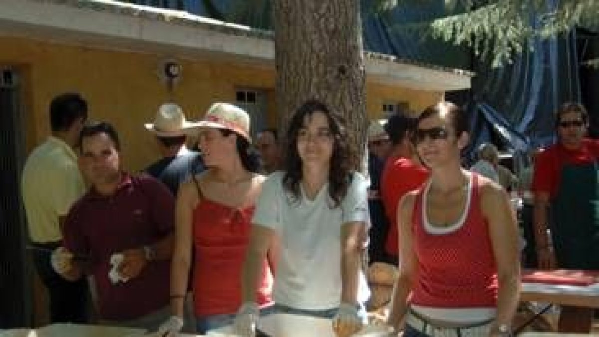 Un grupo de voluntarios de Ugal se dispone a repartir la comida entre los asistentes