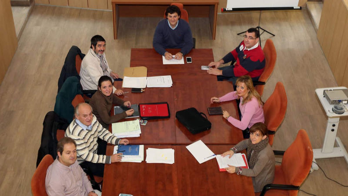 García (de frente) y Mitadiel (izquierda), en una junta local.