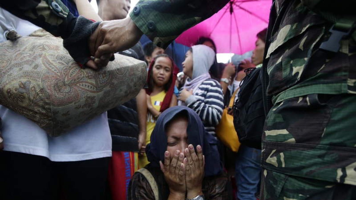 Una mujer llora en la ciudad devastada de Tacloban.